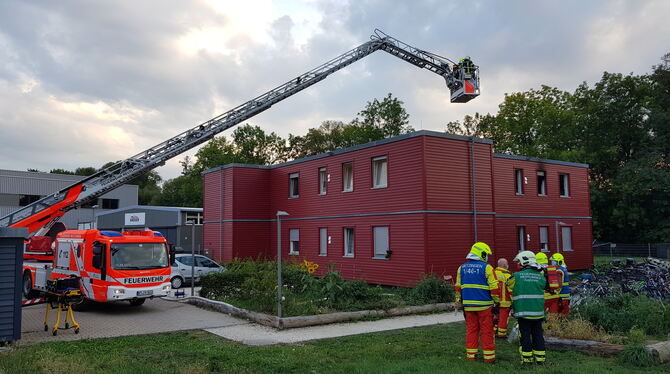 Die Löschmaßnahmen zeigten schnell Wirkung. Bereits 15 Minuten nach Alarmeingang konnte »Feuer unter Kontrolle« und kurz darauf
