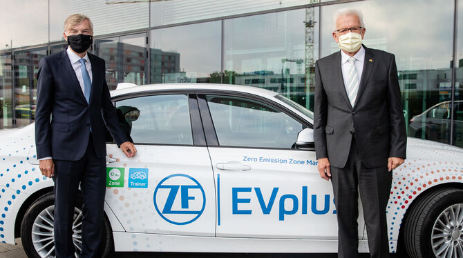 Probefahrt auf dem Strategiedialog Automobilwirtschaft: ZF-Vorstandschef Wolf-Henning Scheider (links im Bild) erläutert Ministe