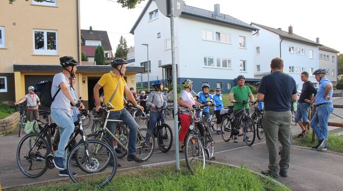Teilnehmer der Radrundfahrt bei der Einfahrt zur Fahrradrampe. Kleine Fotos: Philipp Riethmüller (links) mit Gabriele Gaiser sow