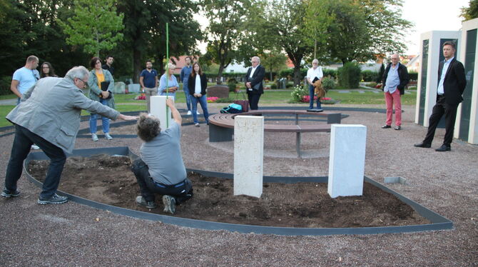 Wie soll die »neue Mitte« des Friedhofs aussehen? Der Riedericher Gemeinderat machte sich ein Bild vor Ort.  FOTO: OECHSNER