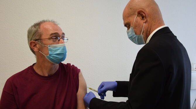 Olaf Fritze wird von Professor Peter Kremsner gegen Corona geimpft.  FOTO: STÖHR