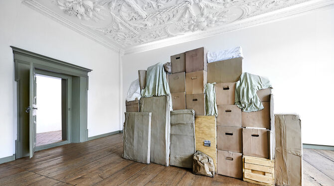 Unter ausladendem weißem Stuck:  Sabine Groß’ Installation »Vague Promises« in der Ausstellung »Berliner Zimmer« im Schloss Achb