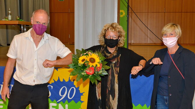 Thomas Poreski und Cindy Holmberg gratulierten Beate Müller-Gemmeke (Mitte) coronakonform zur Nominierung.