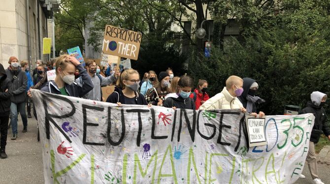 Die Jugendlichen auf dem Weg zum Rathaus um dort mit einer Menschenkette unter anderem Klimaneutralität für die Stadt zu fordern Die Jugendlichen auf dem Weg zum Rathaus um dort mit einer Menschenkette unter anderem Klimaneutralität für die Stadt zu fordern