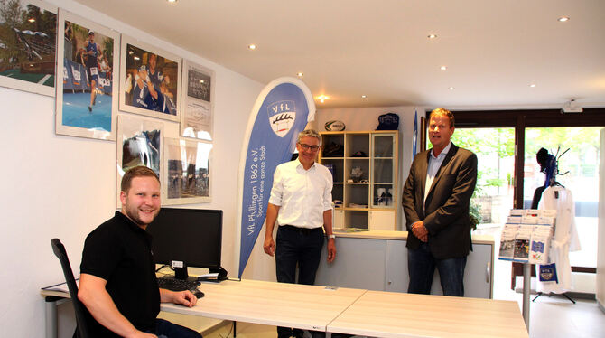 VfL-Präsident Sven Schauenburg (Mitte) freut sich mit seinem Geschäftsstellenleiter Tobias Stoll (links) über den neuen Service-