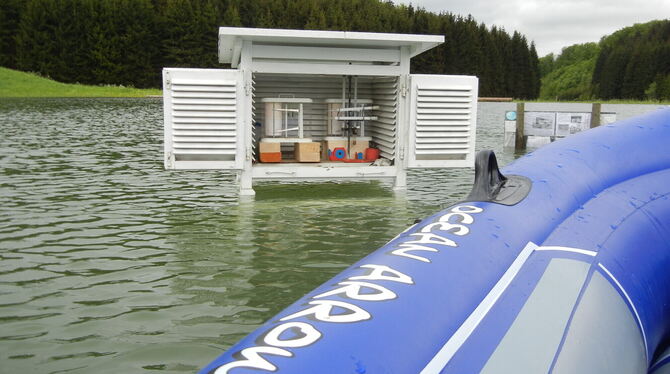Roland Hummel musste 2013 mit dem Schlauchboot zu seiner Wetterstation paddeln. Die Gemeinde Sonnenbühl will einem Zweckverband