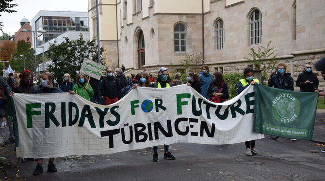 An der Uhlandstraße trafen sich die Demonstranten und zogen von dort aus in Blöcken durch Tübingen. Hier der Start des ersten Bl