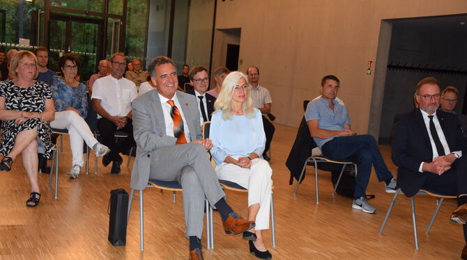 Thomas Hölsch und seine Ehefrau Andrea, der mit vier Blumensträußen für ihren Rückhalt gedankt wurde.  FOTO: SAPOTNIK