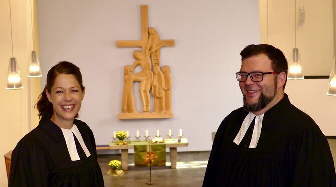 Julia Reiff und Thorsten Eißler auf der Empore der Kreuzkirche.  FOTO: SIMON