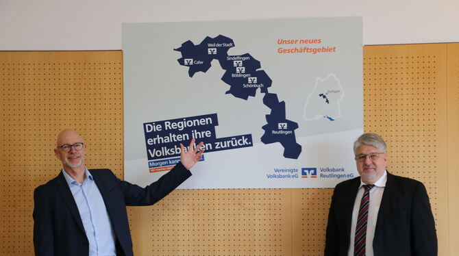 Siegfried Arnold (links) und Wolfgang Klotz, die Vorstandsvorsitzenden der Volksbank Reutlingen und der Vereinigten Volksbank in