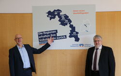 Siegfried Arnold (links) und Wolfgang Klotz, die Vorstandsvorsitzenden der Volksbank Reutlingen und der Vereinigten Volksbank in
