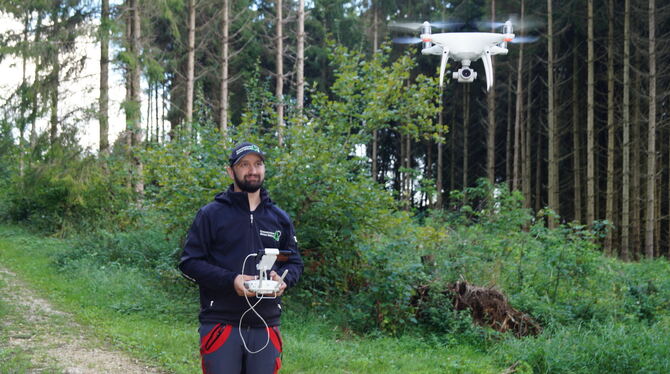 Michael Widiner lässt die Drohne fliegen.  FOTOS: WIDINER/PRIVAT/WURSTER