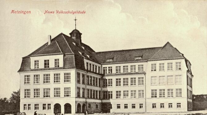 Die Sieben-Keltern-Schule 1907 kurz vor der offiziellen Einweihung. FOTO: STADT Die Sieben-Keltern-Schule 1907 kurz vor der offiziellen Einweihung. FOTO: STADT