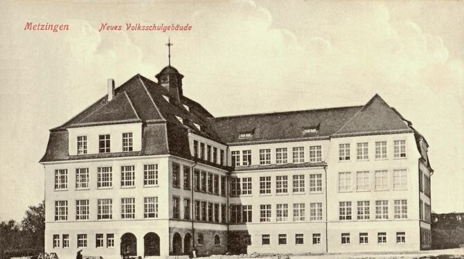 Die Sieben-Keltern-Schule 1907 kurz vor der offiziellen Einweihung. FOTO: STADT