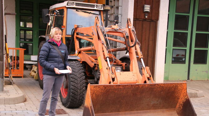 Die Bempflinger Kämmerin Tanja Galesky versteigert den alten Fendt-Traktor des örtlichen Bauhofs. Doch sie hat sich mehr Erlös e