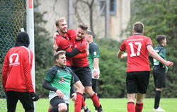 Später Torjubel beim SV Degerschlacht: Alexander Bothar (Bildmitte, links) feiert mit Teamkollege Manuel Baumgart seinen Siegtre