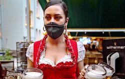 Die Maß wird mit Maske serviert, aber in der Tracht.  FOTO: LG/SCHRAMM