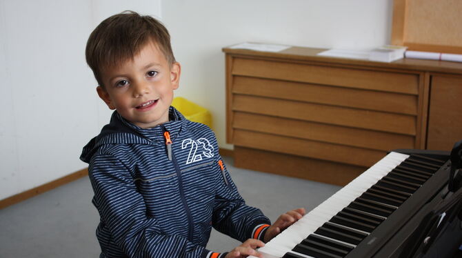 Maximilian Bauer (5) möchte an der Mössinger Musikschule Keyboard lernen.  FOTO: STURM