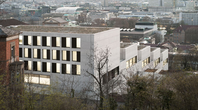 Stufenbau als Hommage an die »Stuttgarter Stäffele«: Die neue John-Cranko-Schule, von der Werastraße aus gesehen.  FOTO: GONZÁLE
