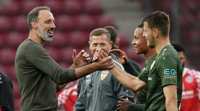Ein Anfang ist mit dem Sieg gegen Mainz gemacht. Stuttgarts Trainer Pellegrino Matarazzo (links) freut sich mit Waldemar Anton.