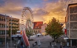 Das Riesenrad, noch bis Sonntag am Marktplatz, soll sich während des Weihnachtsmarkts im Bürgerpark drehen, wo es auch einige Bu