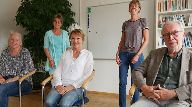 Die ehrenamtlichen Krisenbegleiter Maike Schmid (von links sitzend), Inés Oder und Franz Sebastian haben mit der Unterstützung v