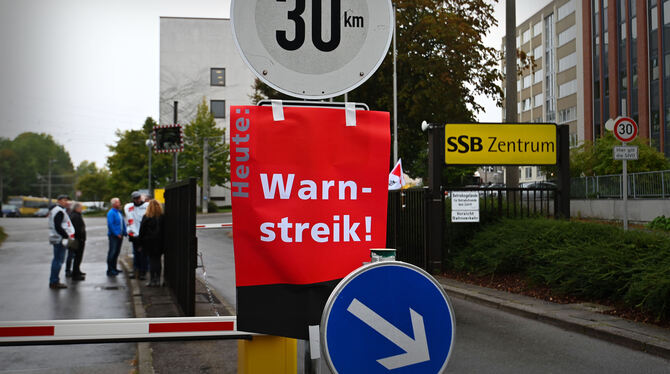 Im SSB-Zentrum in Stuttgart-Vaihingen standen gestern Streikposten auf den Straßen.  FOTO: PIECHOWSKI/LICHTGUT