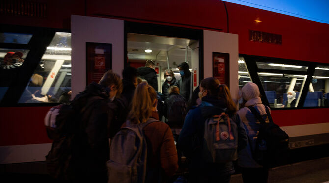 Schülerinnen und Schüler steigen in Wannweil in den Zug Richtung Reutlingen. Das Gedränge ist schnell groß.  FOTO & SCREENSHOTS: