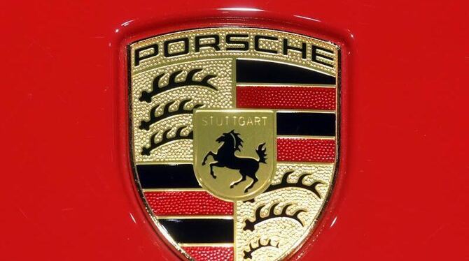 Ein Porsche-Logo auf der Haube eines Fahrzeugs