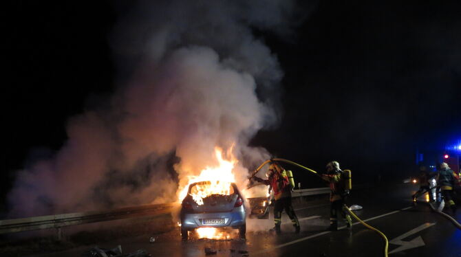 Selten sind Feuerwehreinsätze so spektakulär wie beim Löschen eines brennenden Autos. Bisweilen wird die Pfullinger Feuerwehr au