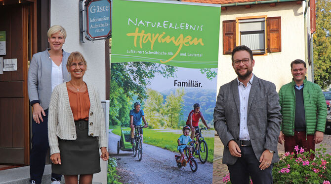 Elfriede Braunger (2. von links) wurde von Bürgermeister Kevin Dorner und Daniel Tress, Vorsitzender des Tourismusvereins Haying