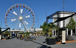 Das Riesenrad in der Outletcity hat regen Zulauf. Beliebte Fotomotive der Besucher: der Blick über den Rand der Schwäbischen Alb