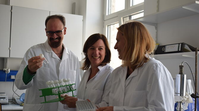 Die Leiter der Coro-Buddy-Studie am Tübinger Tropeninstitut (von links): Rolf Fendel, Andrea Kreidenweiß und Jana Held.  FOTO: S