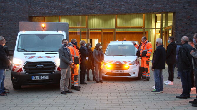 Die neuen Gomaringer Bauhof-Fahrzeuge, dem Gemeinderat präsentiert mit ausgeklügeltem Licht-Arrangement.  FOTO: FÖRDER