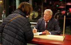 Altbundespräsident Joachim Gauck – coronabedingt hinter Glas – beim Signieren seines Buches. FOTOS: RAHMIG