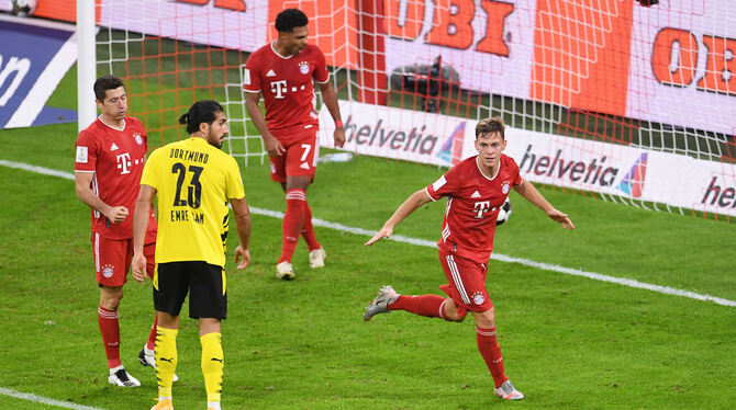 Joshua Kimmich (rechts) bejubelt sein Tor zum 3:2-Endstand im Supercup gegen Dortmund.  FOTO: GEBERT/DPA