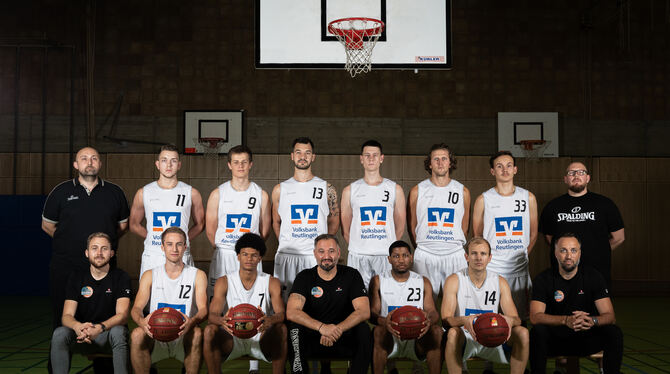 Mit dieser Mannschaft geht der letztjährige Vize TSG Reutlingen in die Saison der 2. Basketball-Regionalliga, hinten, von links: