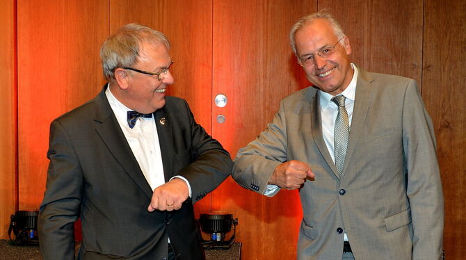 Coronagruß statt Handeschütteln: OB Thoams Keck (links) bedankt sich bei Kulturamtschef Dr. Werner Ströbele. FOTO: NIETHAMMER