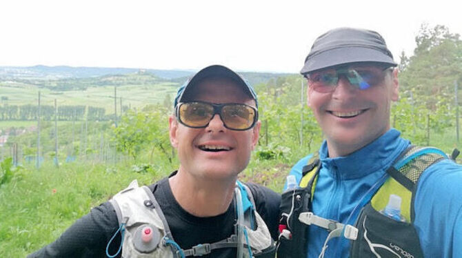 Oliver Tausend (links) und Bruder Jan beim Traillaufen.   FOTOS: PRIVAT