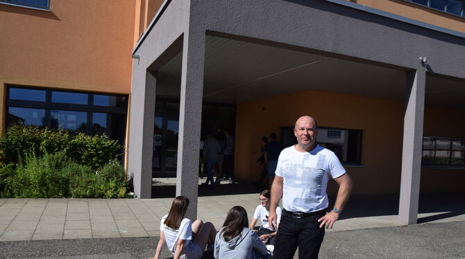 Rektor Uwe Stark bringt seine Schule auf Vordermann.  FOTO: WURSTER
