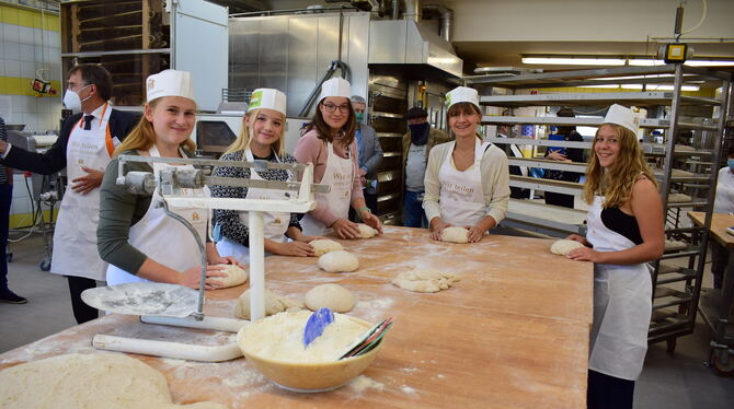 Zum Auftakt der Aktion »5 000 Brote – Konfis backen Brot für die Welt« waren in Neuhausen ausschließlich Mädchen in der Backstub