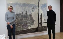 Museumsleiterin Dr. Ina Dinter (links) und Ausstellungskuratorin Carmen Reichmuth im Spendhaus vor Rob Voermans großformatiger A