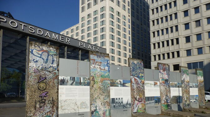 Mauerreste mit Erklärtafeln am Postdamer Platz.