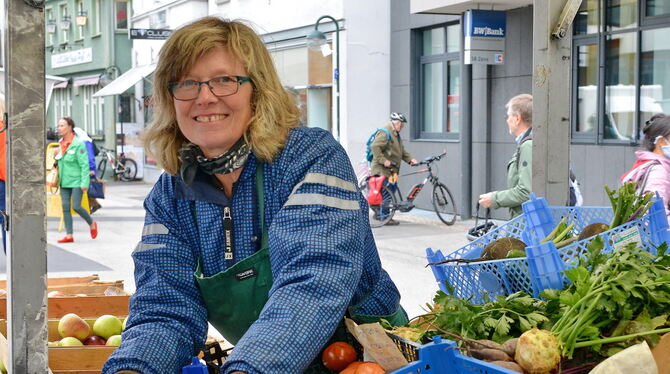 Leidenschaftliche Marktbeschickerin: Monika Warwel aus Neuhausen bietet unter anderem alte Apfelsorten von familieneigenen Streu