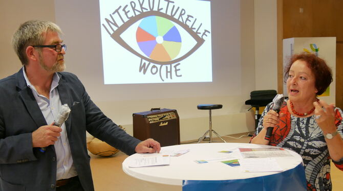Moderator Clemens Dietz und Jana Mokali gaben am Mittwochabend in der Reutlinger VHS bei der 30. Interkulturellen Woche einen Ei