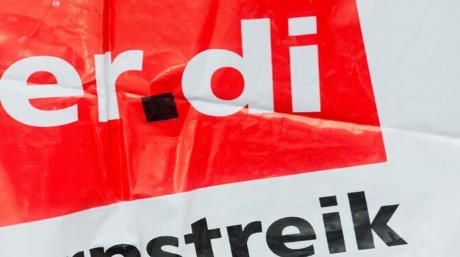 Streikweste mit der Aufschrift »Warnstreik« und dem Verdi-Logo