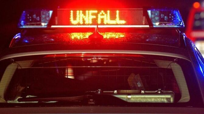 Der Schriftzug »Unfall« leuchtet an einem Streifenwagen Der Schriftzug »Unfall« leuchtet an einem Streifenwagen