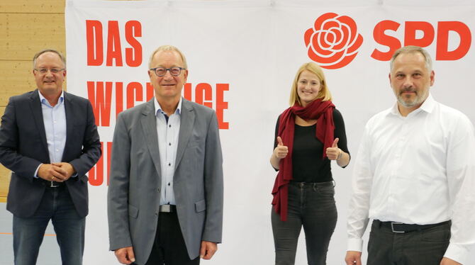 Die SPD schickt ihre Landtagskandidaten ins Rennen: Klaus Käppeler (Zweiter von links) und Jochen Klaß (rechts). Andreas Stoch u