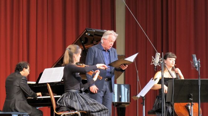 Das Oberon-Trio und der Tenor Christoph Prégardien traten in der Bad Uracher Festhalle auf. FOTO: CANTRÉ