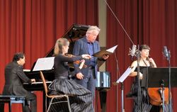 Das Oberon-Trio und der Tenor Christoph Prégardien traten in der Bad Uracher Festhalle auf. FOTO: CANTRÉ